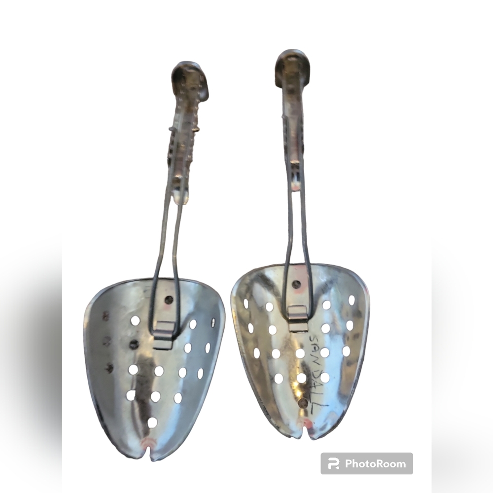 Metal shoes stretcher